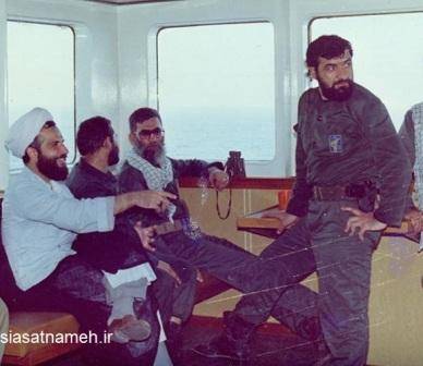 تصویر قدیمی از رهبرانقلاب و محسن رضایی در جبهه