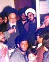 عکس: غلامحسین کرباسچی در لباس روحانیت؛ کنار امام خمینی
