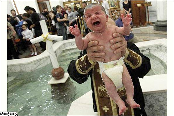 غسل تعمید کودک مسیحی در کلیسا (عکس)