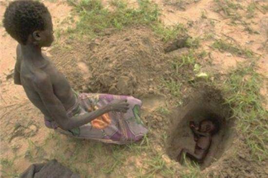عکسی تکان‌دهنده از دفن یک کودک در سومالی