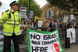 اعتراض فعالان مدني انگليس به سفر 'تزيپي ليوني' به لندن