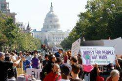 تظاهرات صدها نفر در واشنگتن در اعتراض به سياست دولت آمريكا