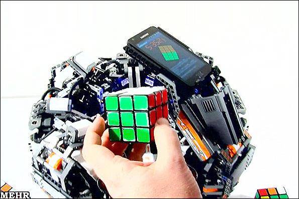 یک روبات رکورد جهانی حل مکعب روبیک را شکست/ تصاویر موفقیت روبات