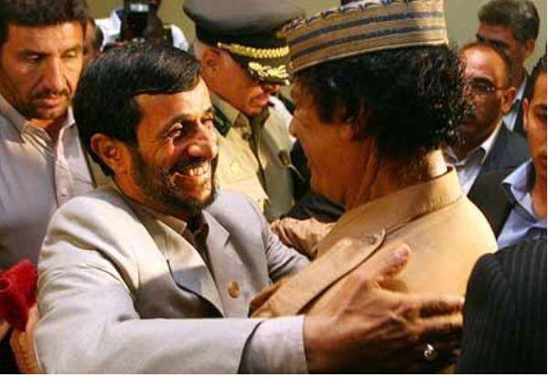 احمدی نژاد عكس خودش با قذافی را ندیده یا منظور دیگری داشت؟ + عکس