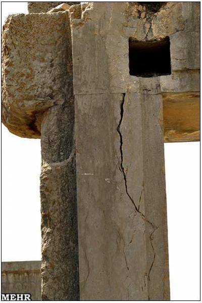 عکس / تخت جمشید ترک خورد/ یکی از عظیم ترین بناهای سنگی جهان در معرض ریزش