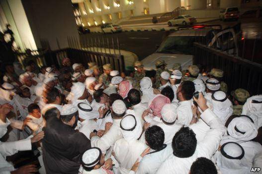 امیر کویت خواستار برخورد با نمایندگان و معترضان حمله کننده به پارلمان شد