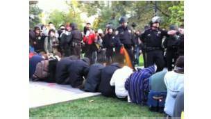 پلیس کالیفرنیا به دانشجویان معترض گاز فلفل زد