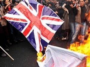 یورش هواداران قطع رابطه با بریتانیا به داخل ساختمان سفارت انگلستان در تهران