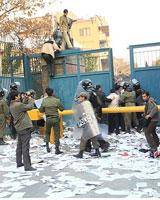تسخیر سفارت انگلیس در تهران/ گزارش تصویری ۱