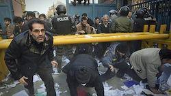 درگیری شدید بین مآموران انتظامی با «دانشجویان» حاضر در سفارت انگلیس/پلیس گاز اشک‌آور شلیک کرد