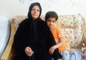مادر شبنم سهرابی: عاشورا که می‌آید، مثل مرغ پرکنده می‌شوم/ جلوی چشم مردم، بچه‌ی مرا کشتند