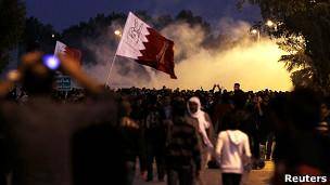 پلیس بحرین به سوی معترضان گاز اشک‌آور شلیک کرد