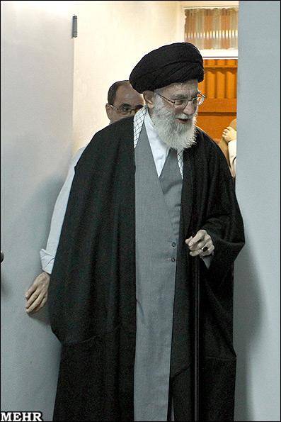 عکس خبری / عیادت رهبر معظم انقلاب از آیت الله محمد یزدی