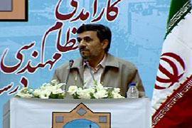 پرتاب کفش به احمدی نژاد حین سخنرانی در ساری توسط کارگر بیکاری که یک سال است حقوقی دریافت نکرده است