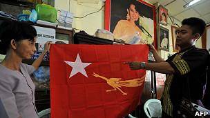 دولت برمه به حزب آنگ سن سوچی اجازه ثبت نام داد