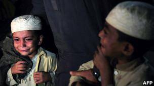طلبه‌هایی که در پاکستان به زنجیر کشیده شده بودند آزاد شدند