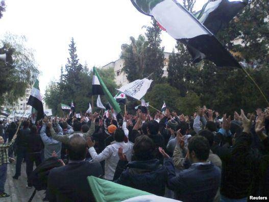 تظاهرات ده‌ها هزار نفر در سوریه همزمان با حضور ناظران اتحادیه عرب
