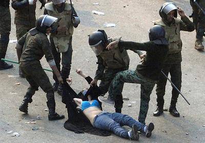 عکسی که خشونت سرکوب های مصر را یک جا در خود دارد