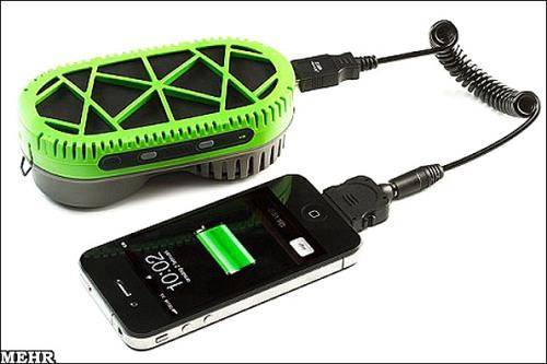شارژ کردن گوشی موبایل با یک قاشق آب+تصاویر