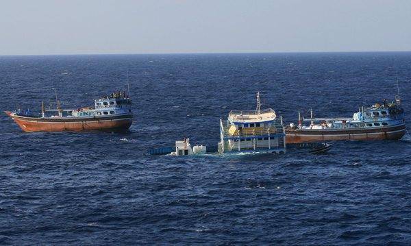 برای سومین بار، نجات ماهیگیران ایرانی توسط نیروی دریایی آمریکا (تصاویر + ویدئو)