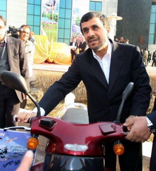 عکس/موتورسواری احمدی نژاد در روز هوای پاک