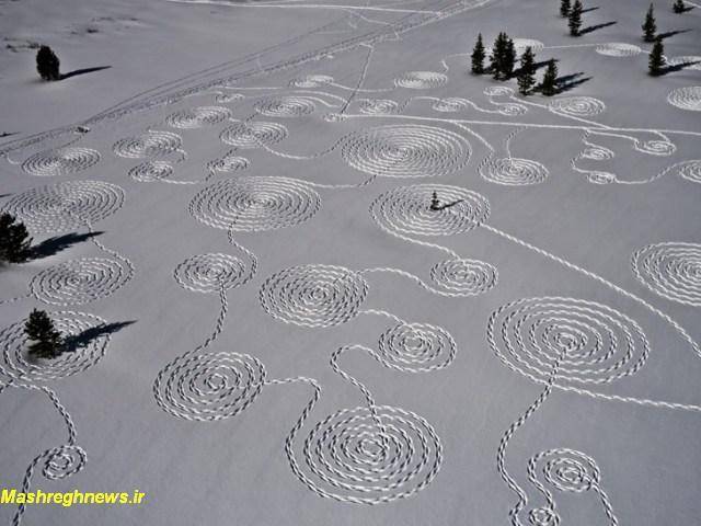 هنر قدم زدن یک دختر بر روی برف! /عکس