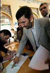 احمدی‌‌نژاد به همراه رحیمی رای خود را به صندوق انداخت