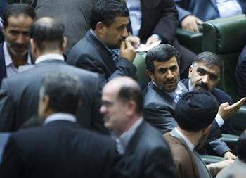 هیأت رئیسه این بار محکم ایستاد: سوال از رئیس جمهور انجام می شود / احمدی نژاد باید بیاید  (۱۶ نظر)