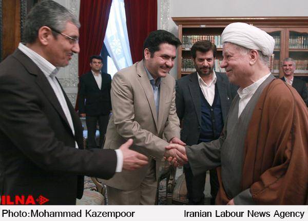دست دادن داماد احمدی‌نژاد با هاشمی رفسنجانی (تصویر)