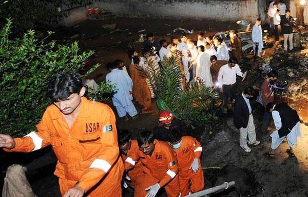 سقوط هواپیمای مسافربری در پاکستان با 131 سرنشین + تصاویر