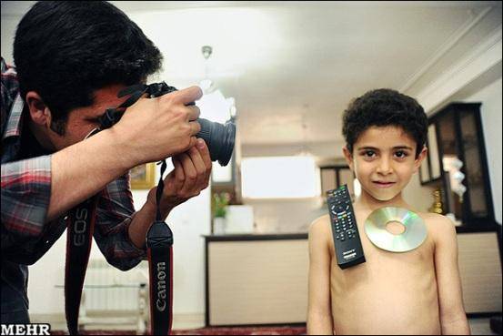 تصاویری جالب از کودک مغناطیسی در تبریز