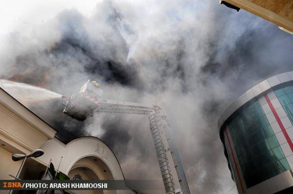 عکس / آتش سوزي در بازار بزرگ مبل ايران واقع در يافت آباد
