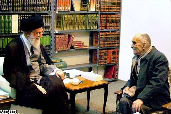 مرحوم ایرج افشار در کنار رهبر انقلاب/عکس
