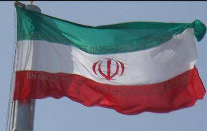 نصب بزرگترین پرچم جمهوری اسلامی ایران بر فراز تهران