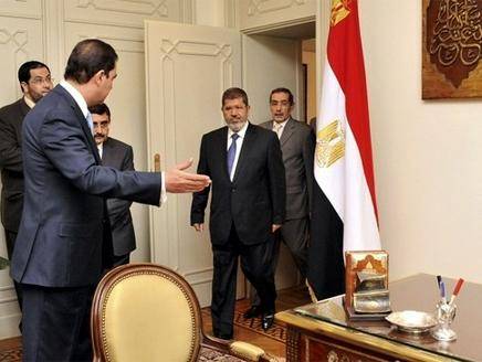 لحظه ورود محمد مرسی به اتاق مبارک در کاخ ریاست جمهوری (عکس)  (۹ نظر)