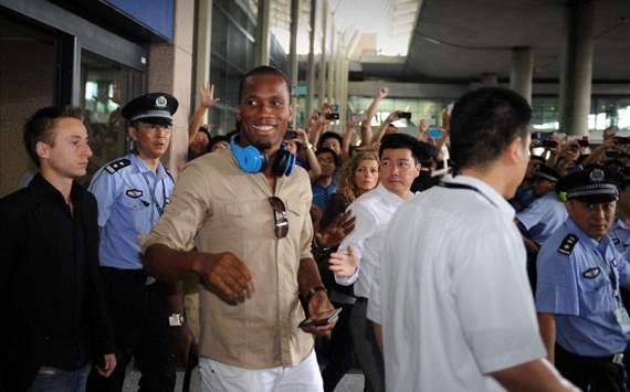 استقبال هواداران شانگهای شنهووا از دروگبا در بدو ورود به چین