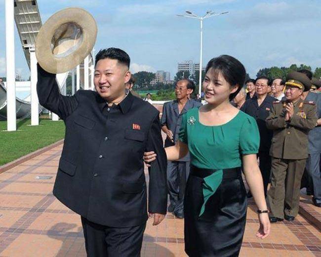 رهبر کره شمالی و همسرش(عکس)