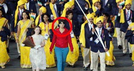 زن ناشناس جنجالی در صف اول کاروان هند در المپیک (عکس)  (۹ نظر)