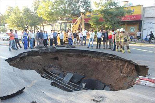 نشست زمین در خیابان مولوی / علت حادثه در دست بررسی است