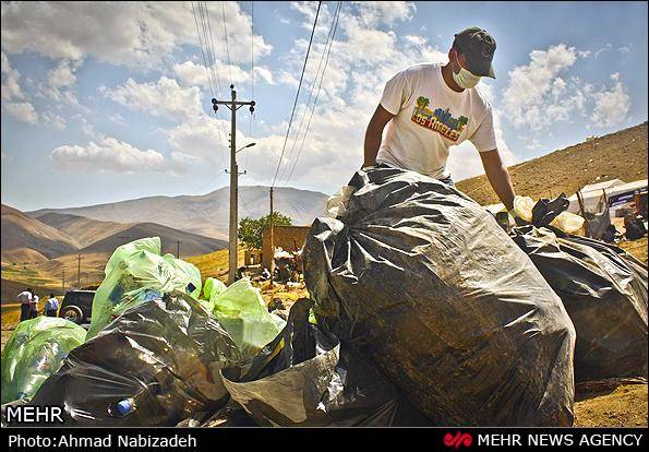 گزارش تصویری / جمع آوری زباله از مناطق زلزله زده ورزقان