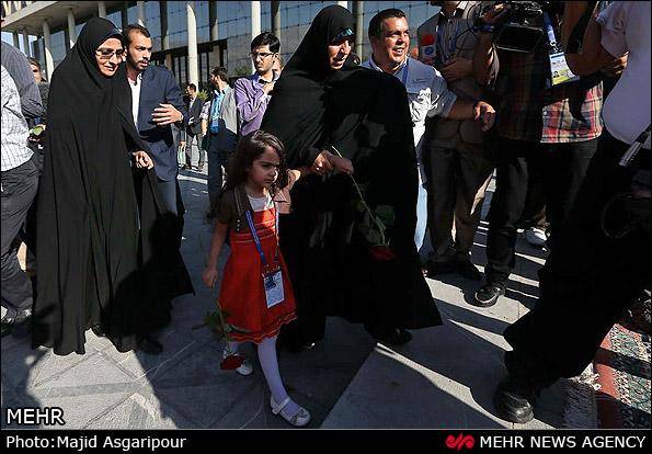 آرمینا در نشست سران عدم تعهد نیز شرکت میکند  سوء استفاده حکومت اسلامی از آرمینا 5 ساله در اجلاس + عکس