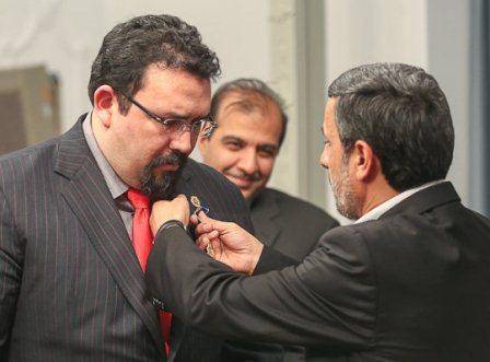 احمدي‌نژاد نشان عالي جمهوري اسلامي را به سفير ونزوئلا اعطا كرد