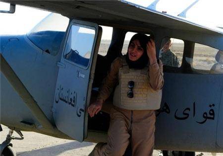 نخستین خلبان زن افغانستان (+عکس)
