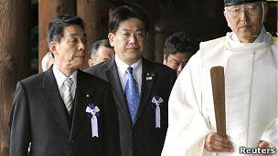 بازدید جنجالی وزرای ژاپنی از معبد کشته شدگان جنگ