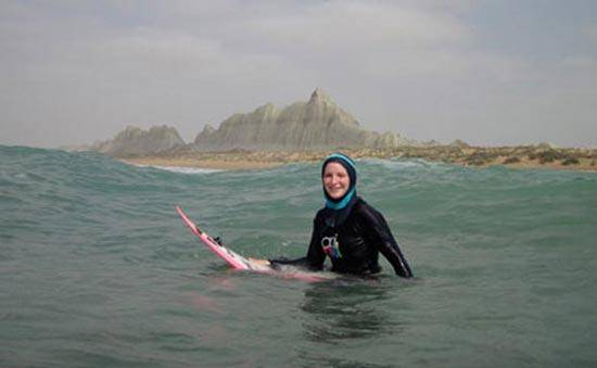 موج سواری یک زن در چابهار +عکس