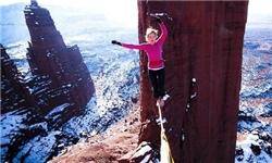 بندبازی دختر جوان در ارتفاع ۲۴۹ متری