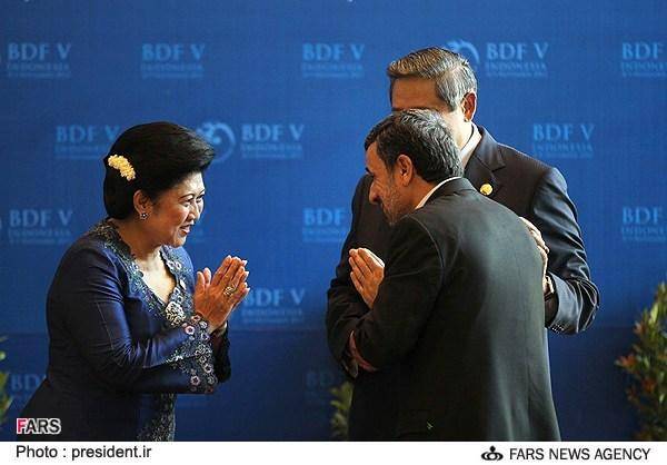عکس/ ادای احترام احمدی‌نژاد به زن اندونزی
