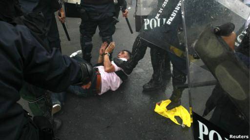پلیس تایلند با توسل به گاز اشک آور معترضان را متفرق کرد