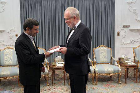واکنش احمدی نژاد به بی ادبی سفیر سوئد (+عکس)  (۶ نظر)