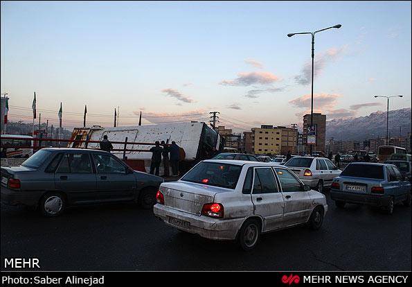 عکس خبری/ واژگونی یک دستگاه اتوبوس و تصادف دو خودرو در تبریز